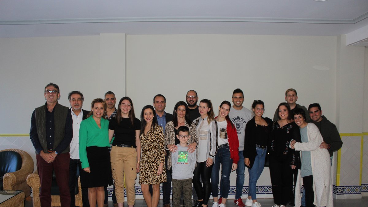 La responsables de Comunicación y Animación de la Cadena junto a los asistentes a la presentación.