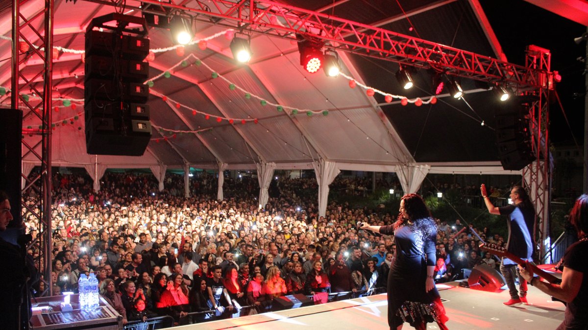Camela en su multitudinario concierto en el Parque Central de Benahadux.