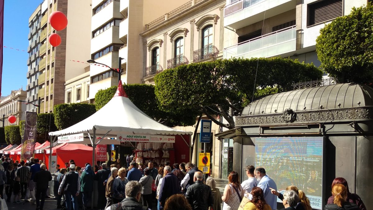 Cola para adquirir los tickets del Desayuno Solidario.