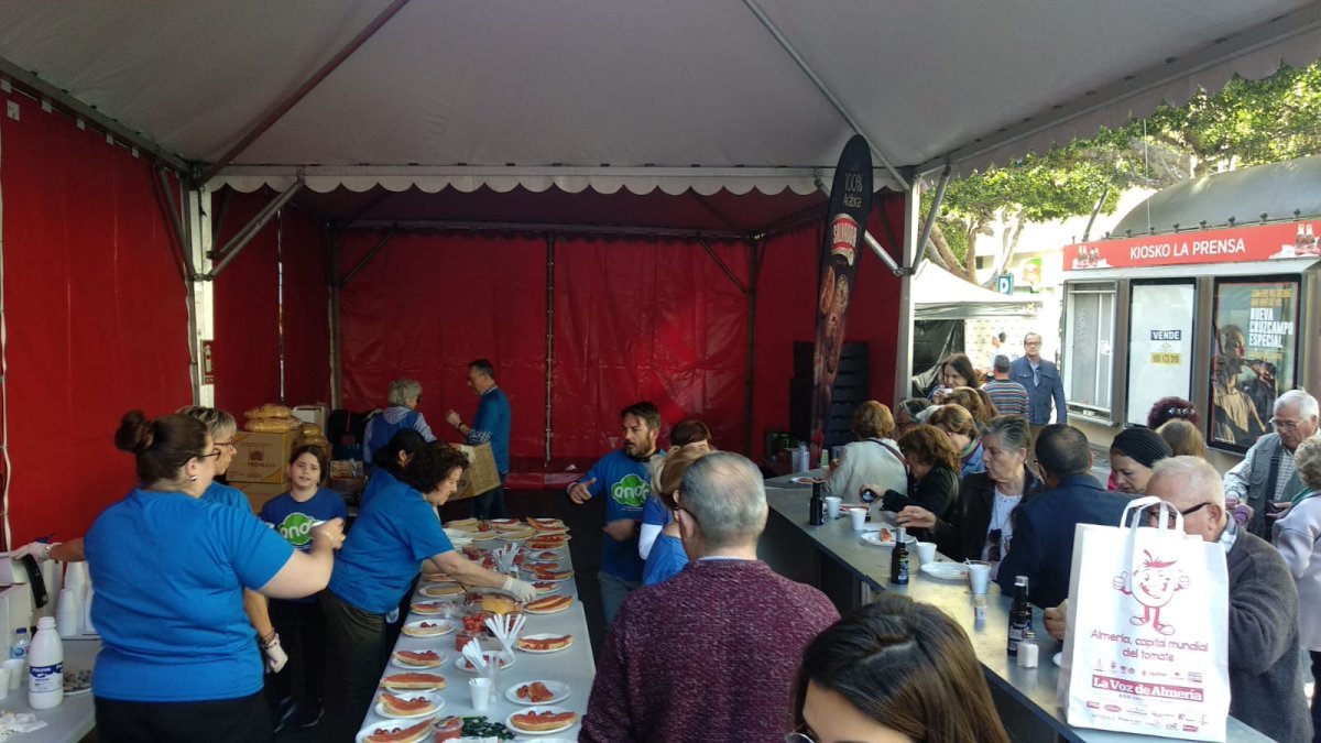 Desayuno solidario en el Día del Tomate.