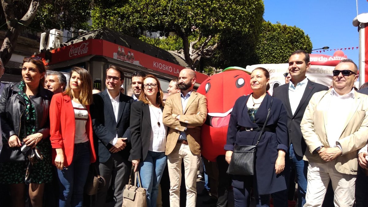 Autoridades y organizadores del Día del Tomate, en el Paseo de Almería.