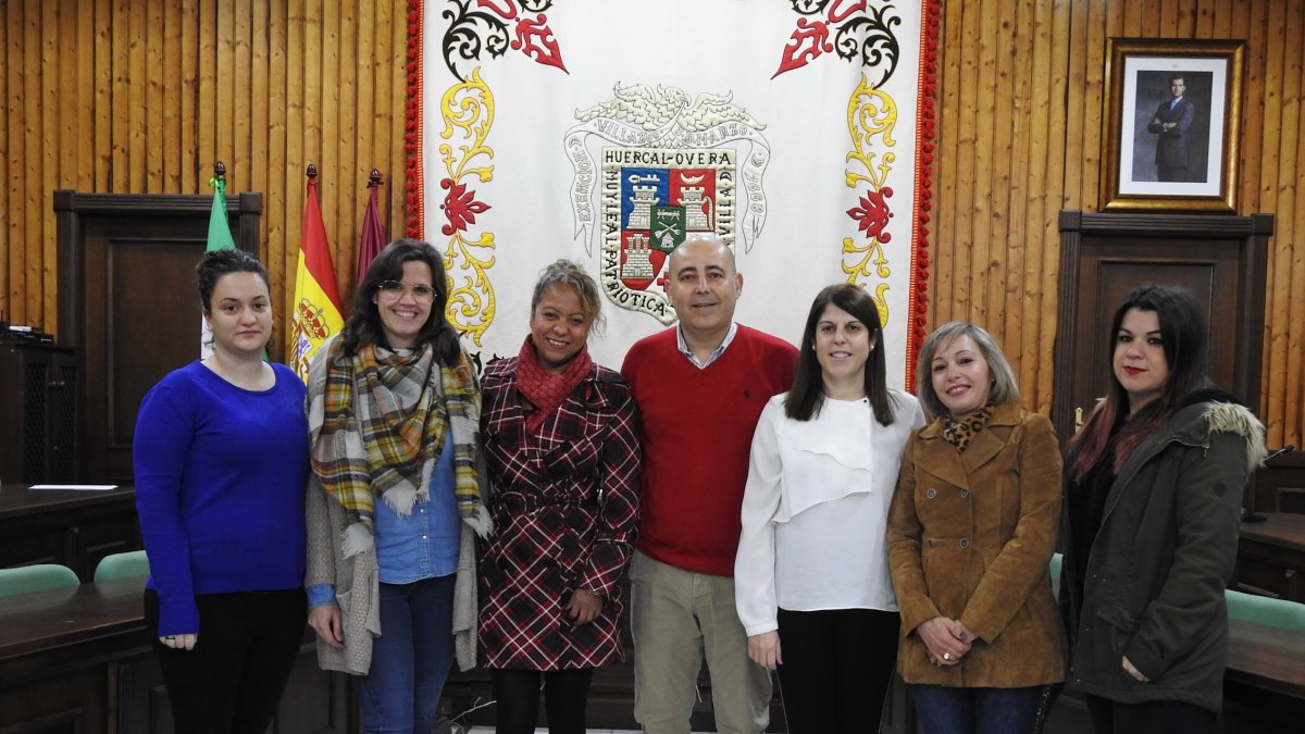 Alcalde y concejal junto a las últimas beneficiarias de estas ayudas.