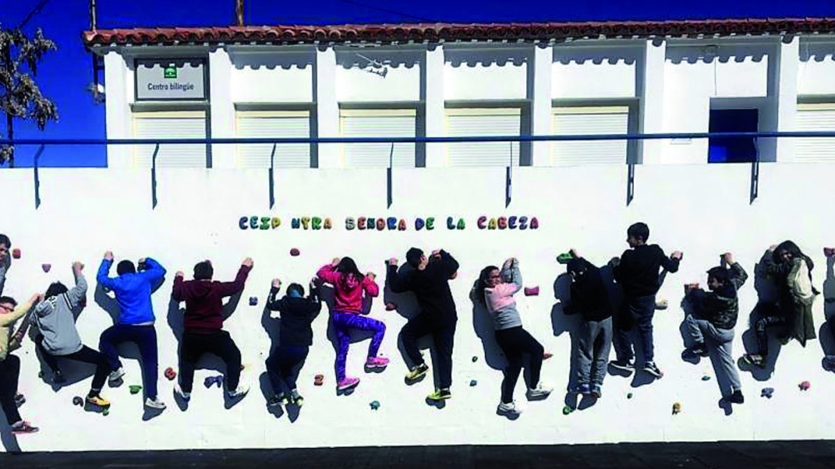 Alumnos del colegio disfrutando del nuevo rocódromo.