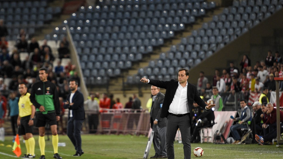 Fran Fernández dando instrucciones en la banda.