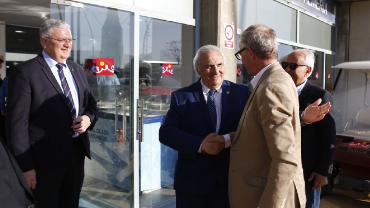 Alfonso García saluda al ministro en la puerta del Mediterráneo.