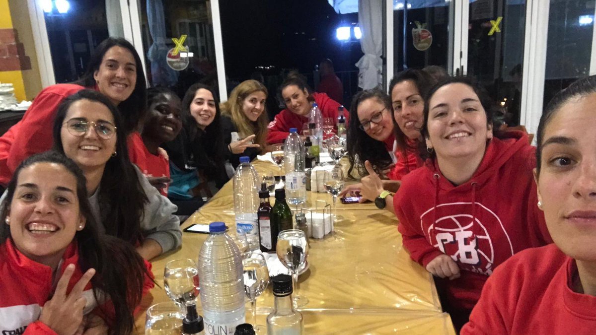 Las jugadoras almerienses disfrutan dentro y fuera de la pista.