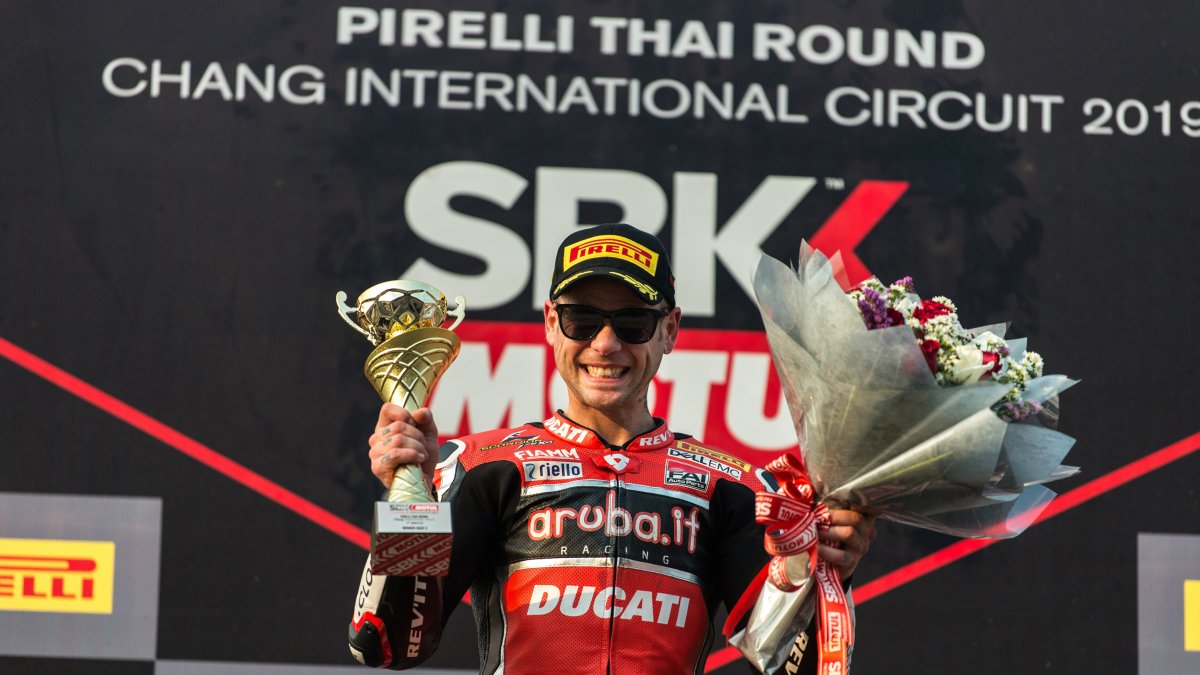 Álvaro una vez más en lo más alto del podio