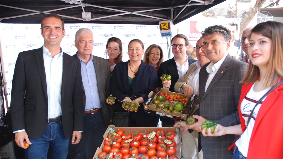 Autoridades en el stand de Agroponiente.