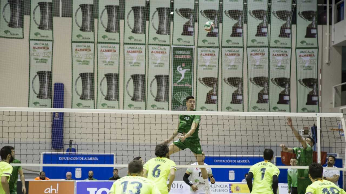 Macarro volando por la pista del Moisés Ruiz.