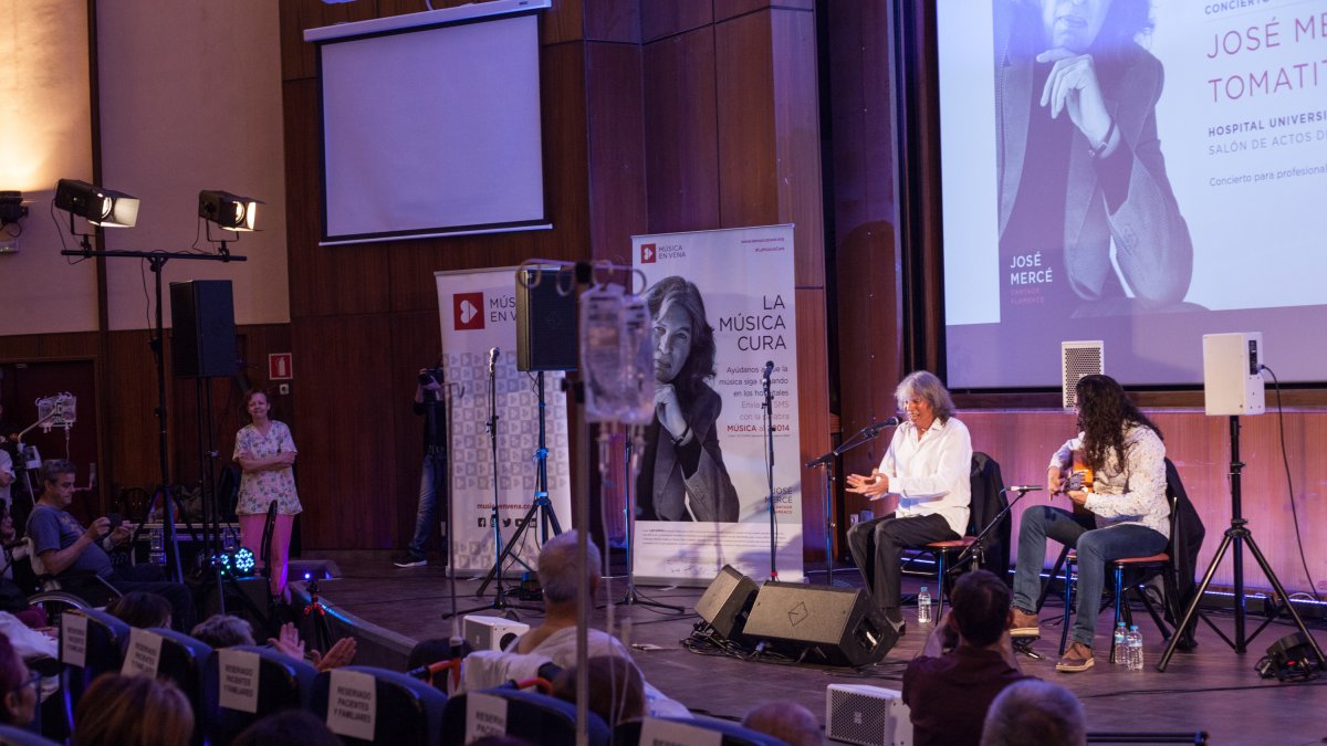 José Mercé y Tomatito, en el Hospital 12 de Octubre.