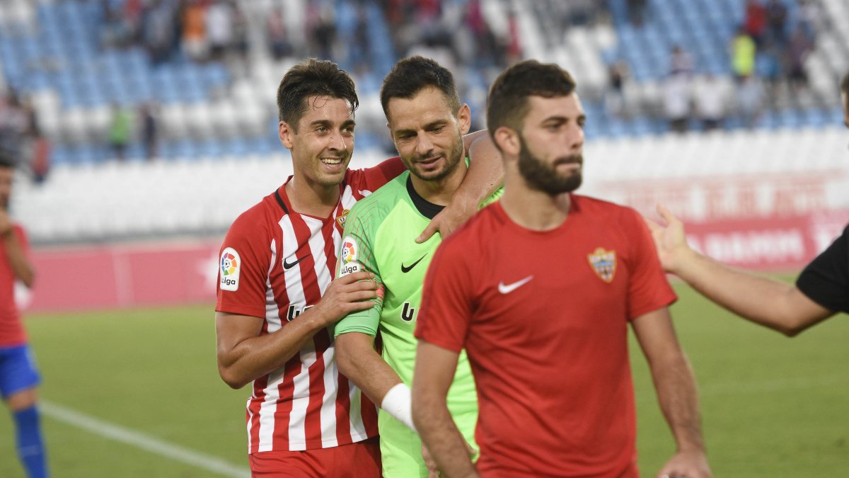 César de la Hoz abrazado a René.