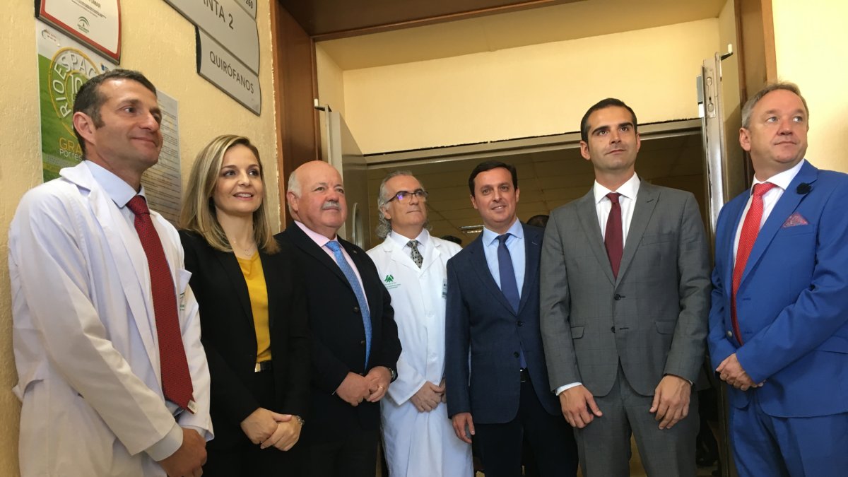 Autoridades junto al consejero en Torrecárdenas.