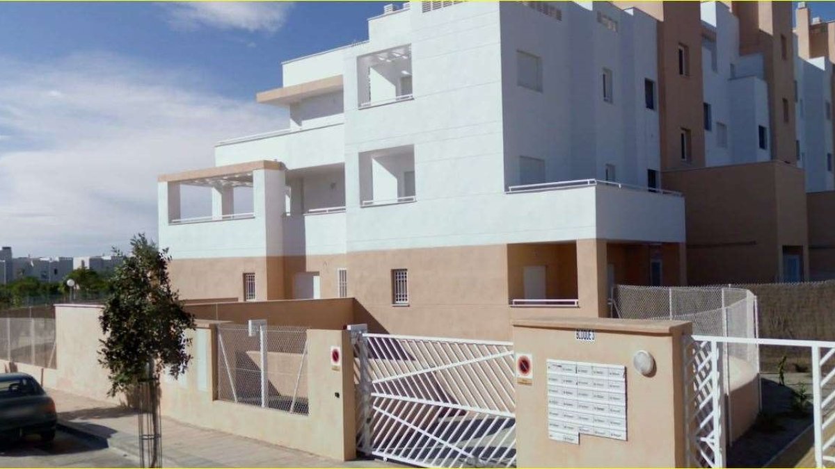 Residencial  con varias viviendas a la venta en el barrio almeriense de Retamar.