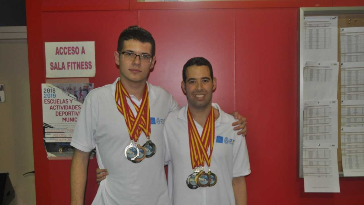 Los dos campeones con sus medallas.
