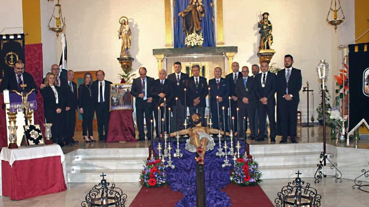 El hermano mayor y su Junta con el presentador del cartel, el mantenedor y los Reales Tercios.