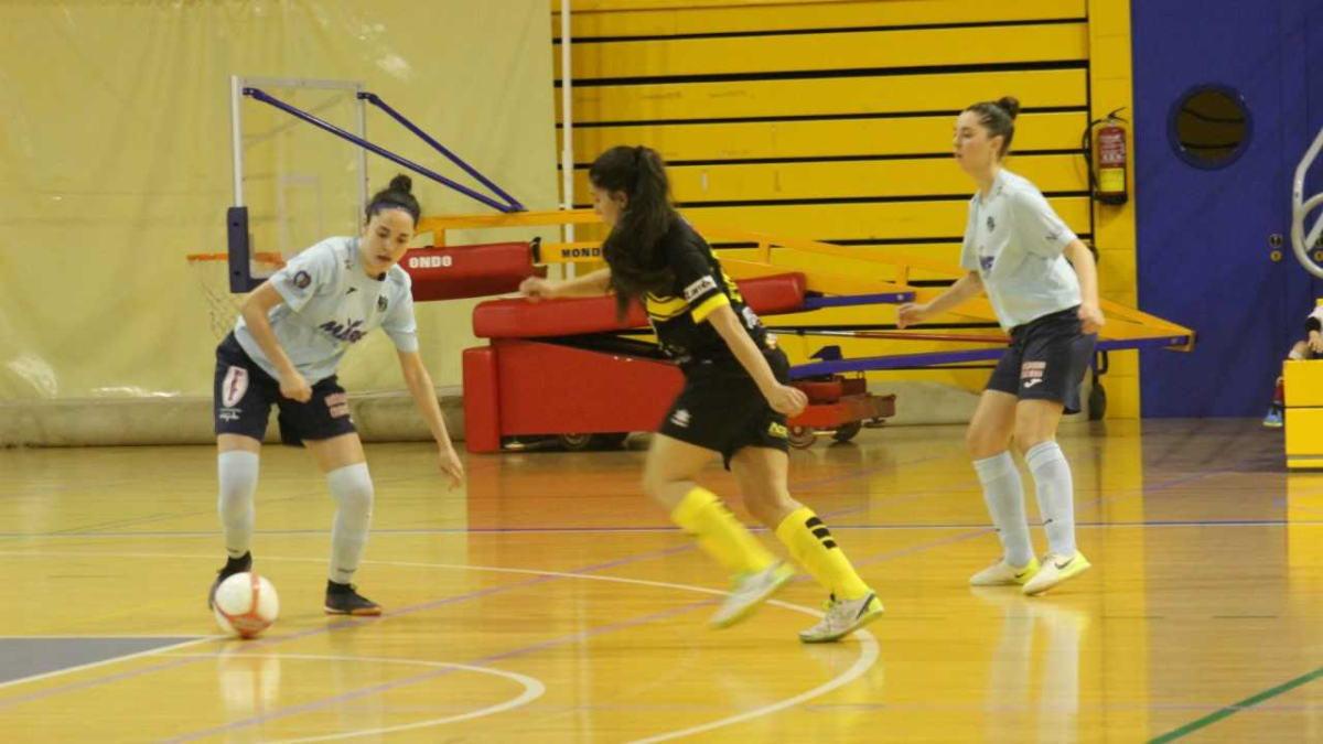 Sandra martín se va hacia la portería rival.