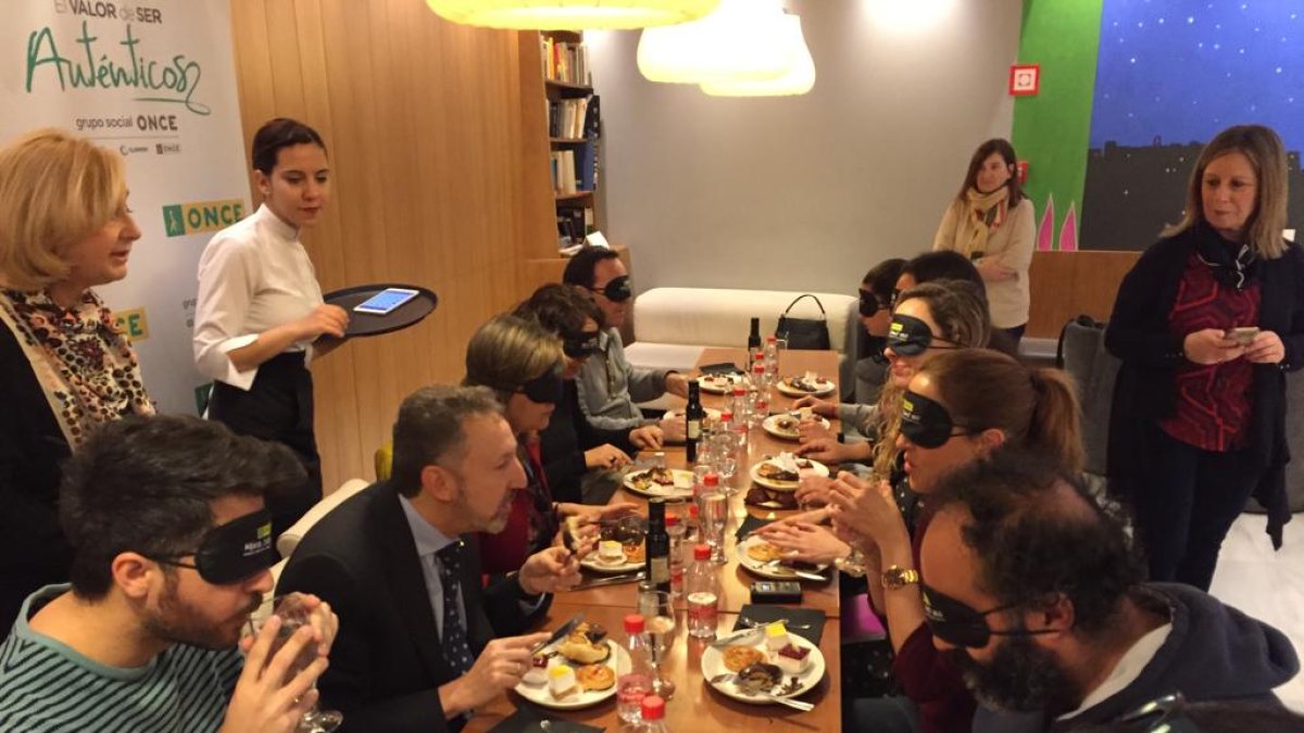 Varias personas realizando el \'Desayuno a ciegas\'