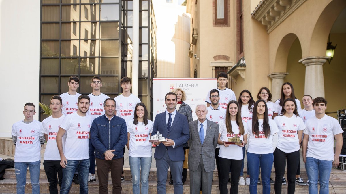 El alcalde con los representantes de las Selecciones.