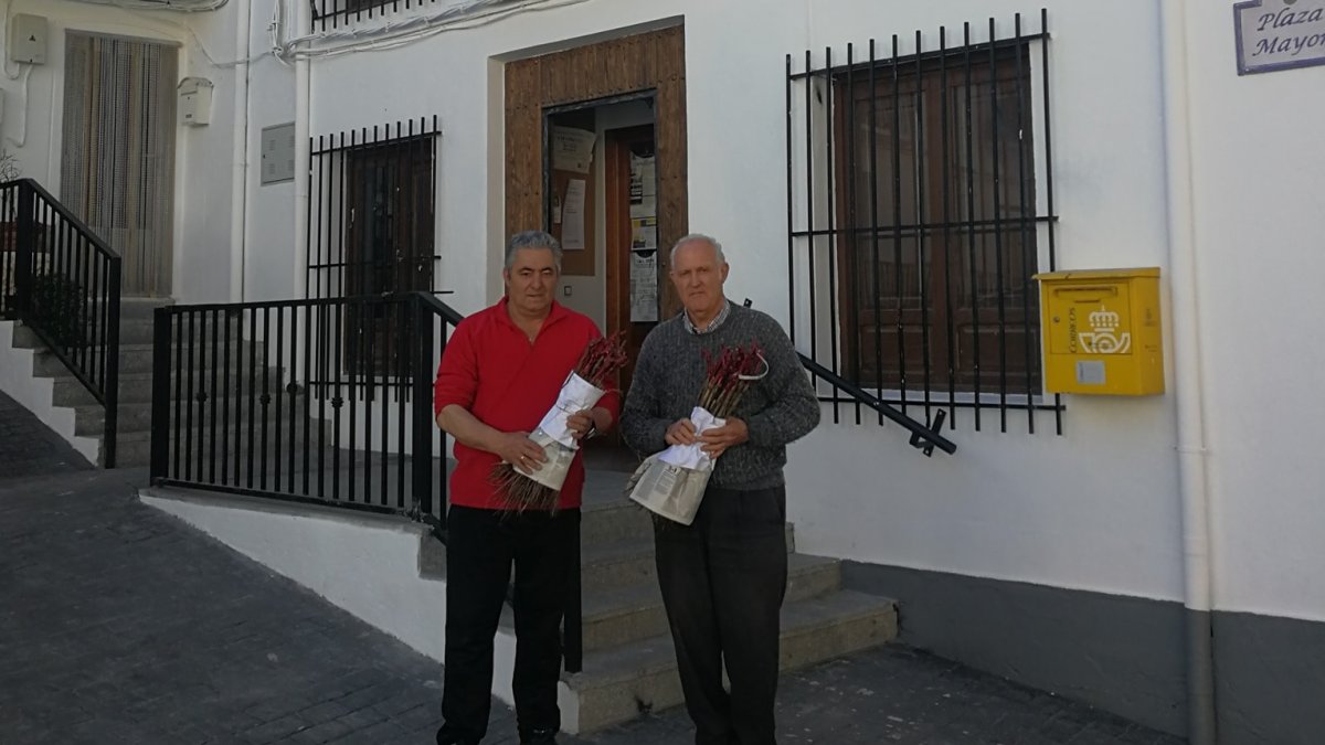 Jacinto Navarro con plantones donados a la Alhambra, en una imagen difundida en Facebook.