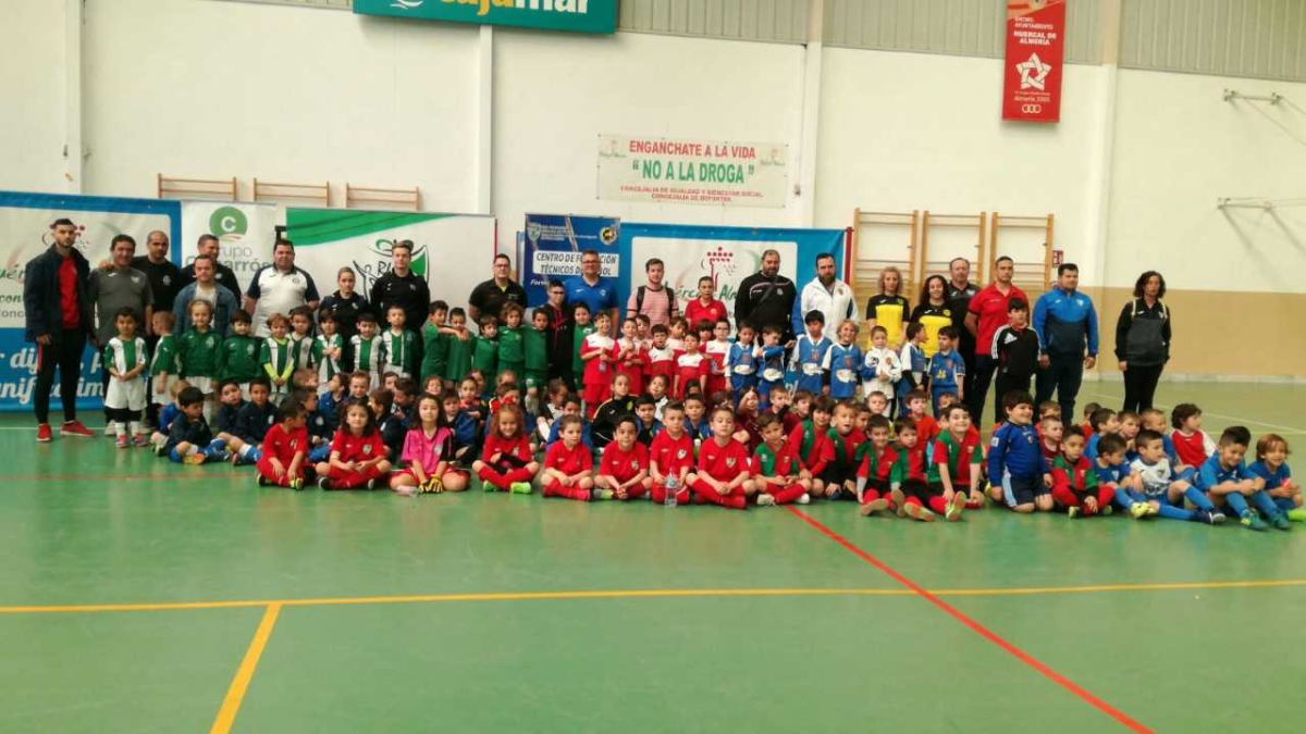 La gran familia del fútbol bebé en la pista.