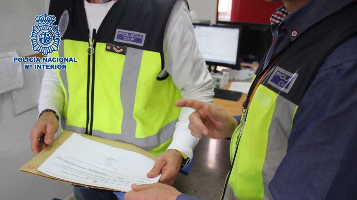 Los arrestados están acusados de delitos contra los derechos de los ciudadanos extranjeros y falsedad documental.