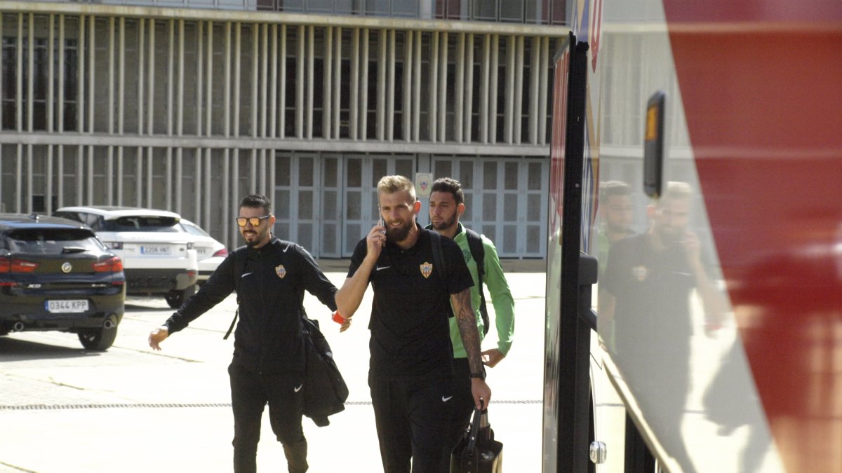 Esteban Saveljich e Iván Martos subiendo al autocar.