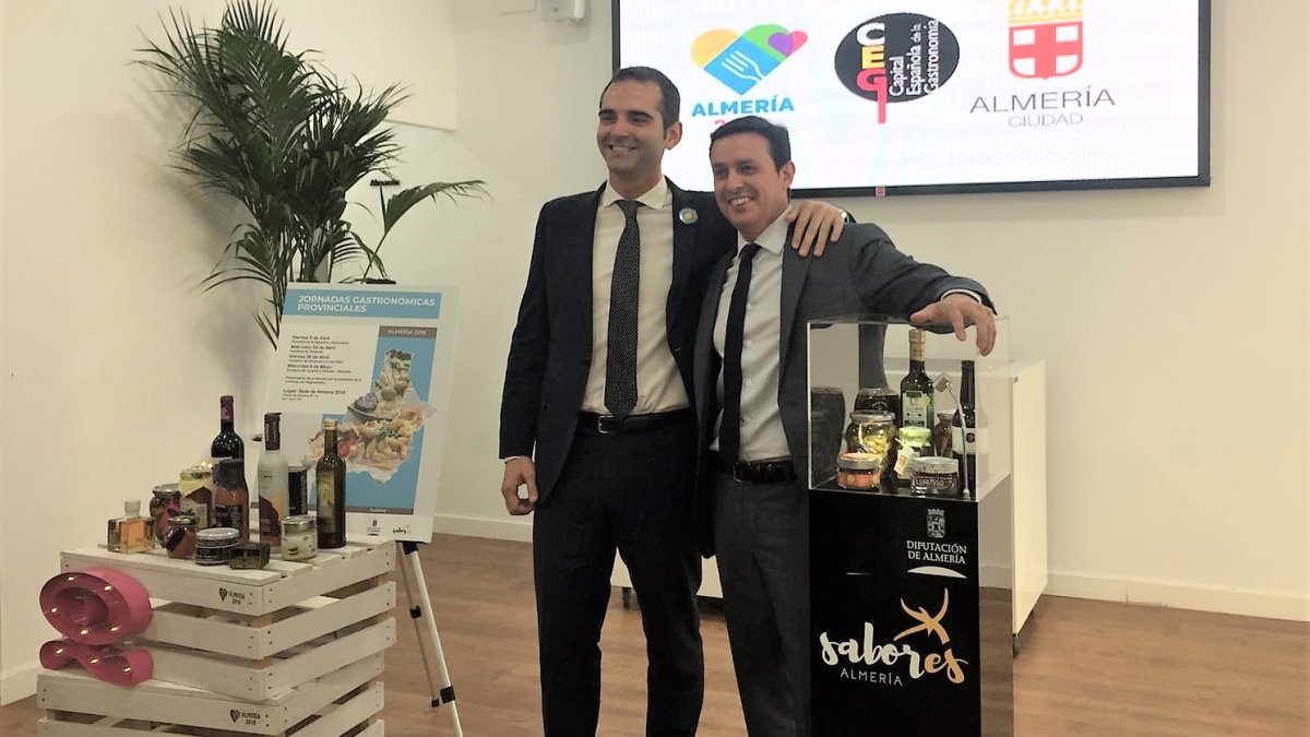 El alcalde junto al presidente de la Diputación durante la presentación.