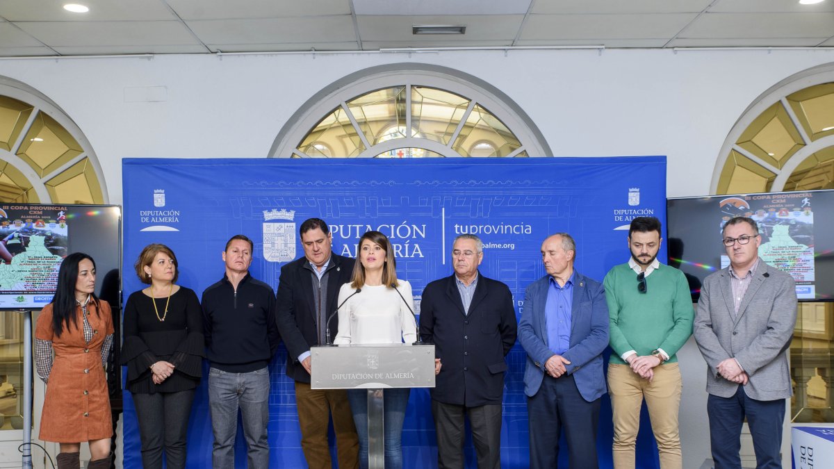 Ángeles Martínez, acompañada por los organizadores de cada una de las pruebas.