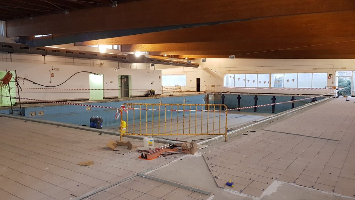 Trabajos en la piscina cubierta de Cuevas.