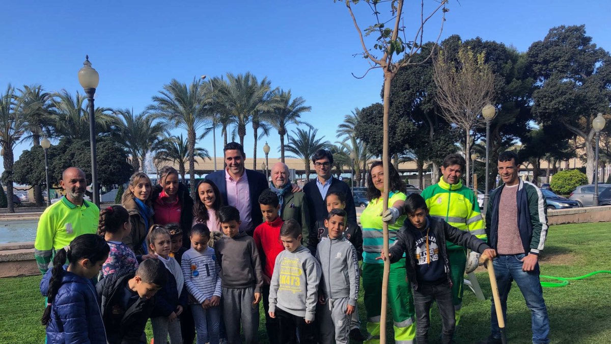 Foto de familia de la plantación del nuevo árbol.