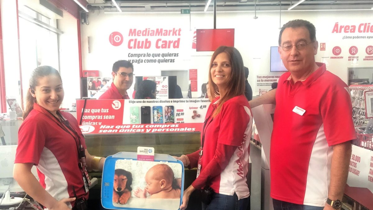 El equipo de Media Markt Almería muestran la impresora que ha personalizado con la tecnología Roland