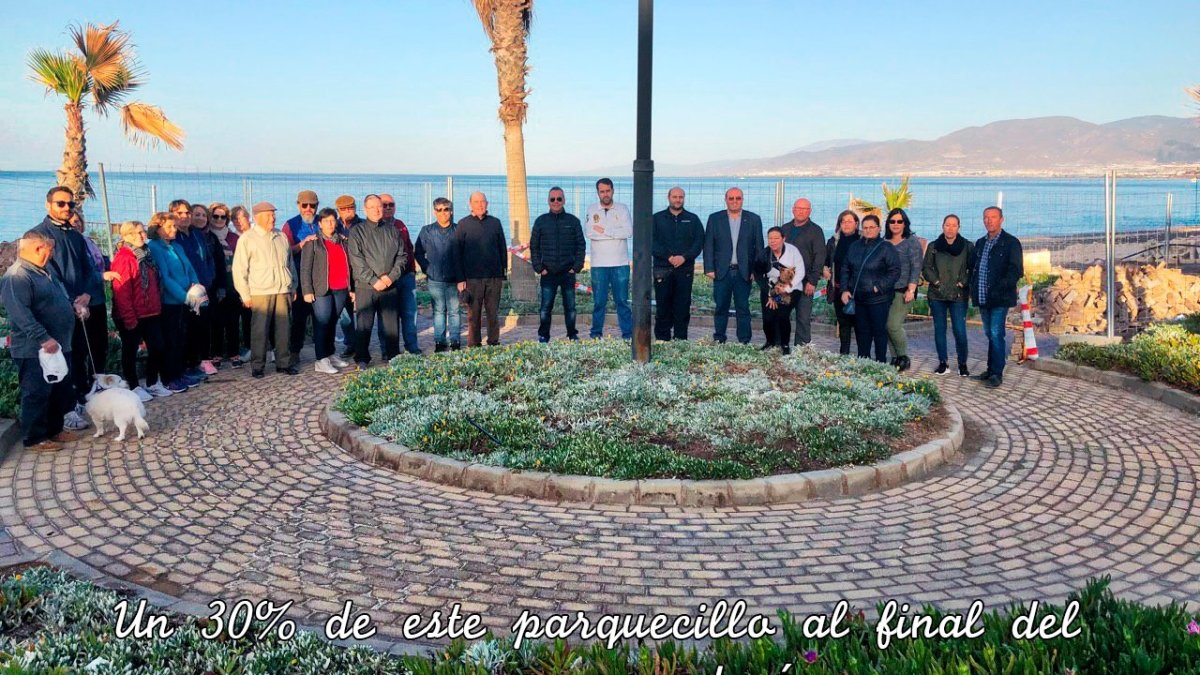 Los vecinos protestan en uno de los espacios que se verá afectado.