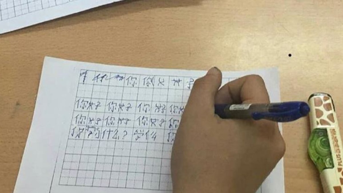 La escritura de los carácteres chinos es una de las actividades que aprenden los alumnos de este curso.