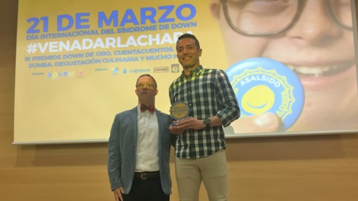 Miguel Gutiérrez, de la Fundación del Almería, recogió el galardón.