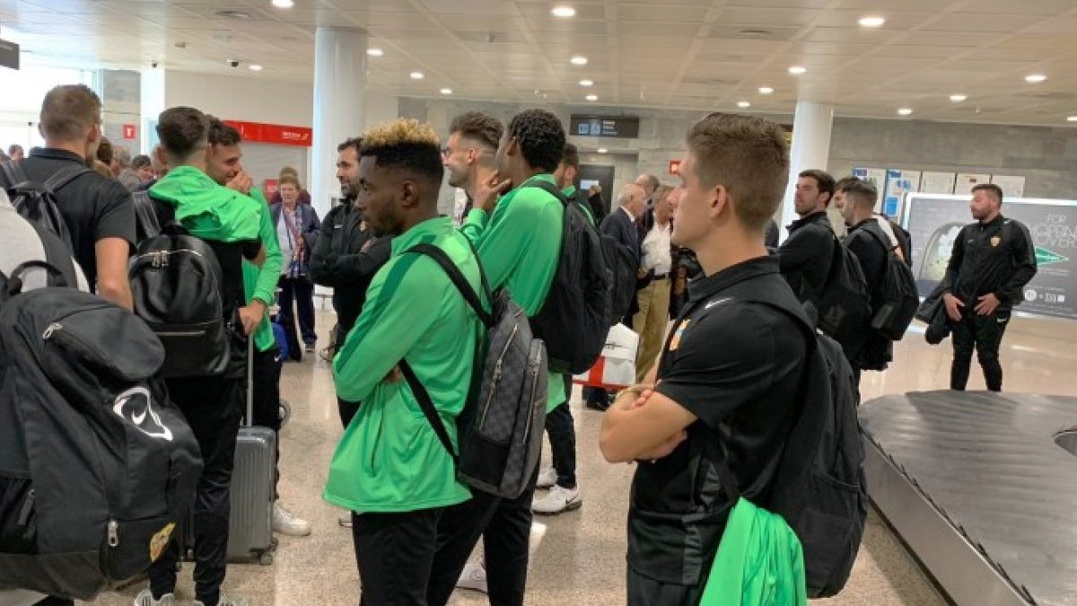 La expedición del Almería regresa en avión este sábado desde La Coruña.