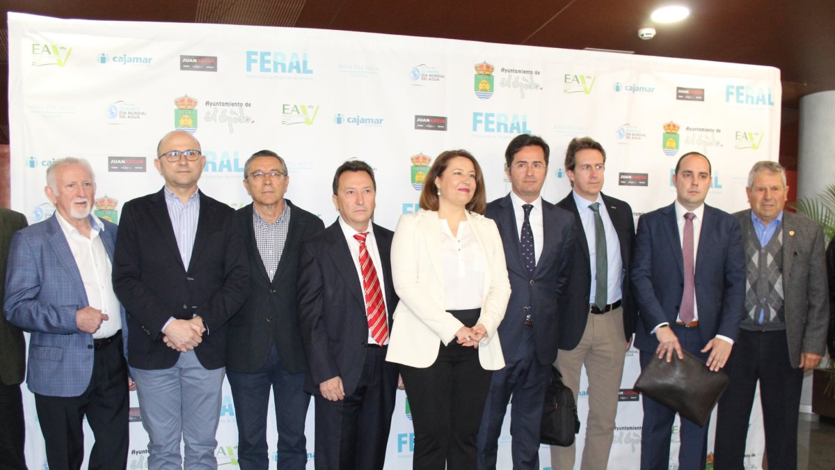 Organizadores y autoridades asistentes al encuentro