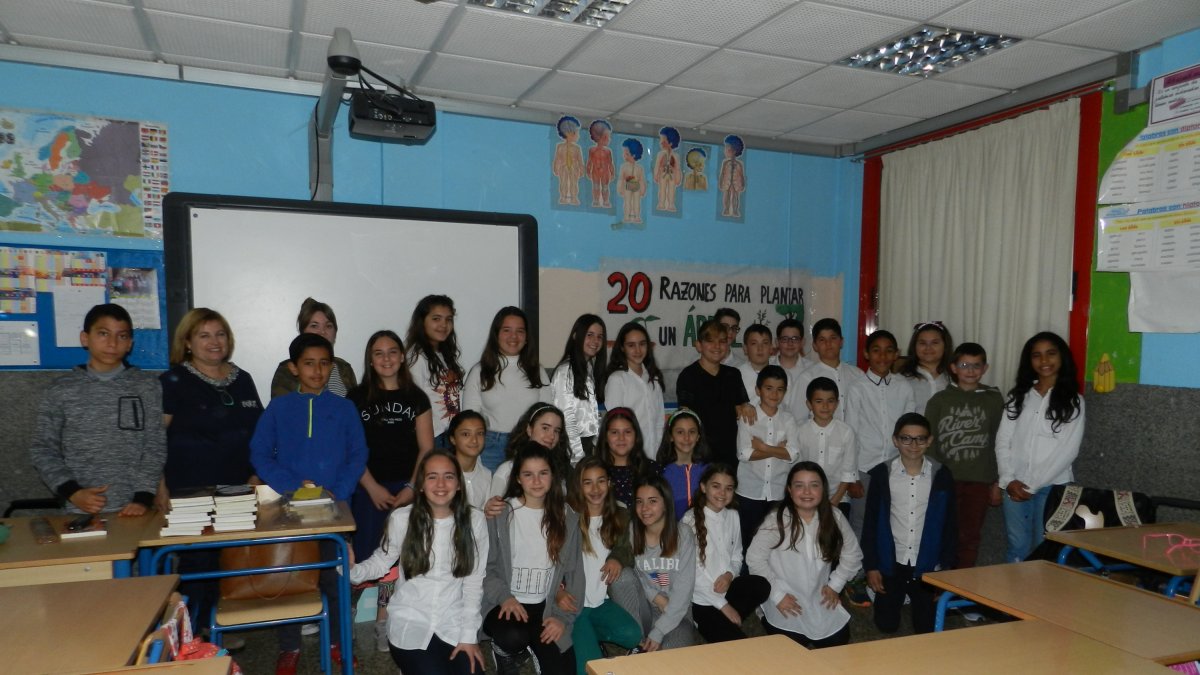 Profesora y alumnos posan en el aula donde nació ‘Proyecto Reforestación’.