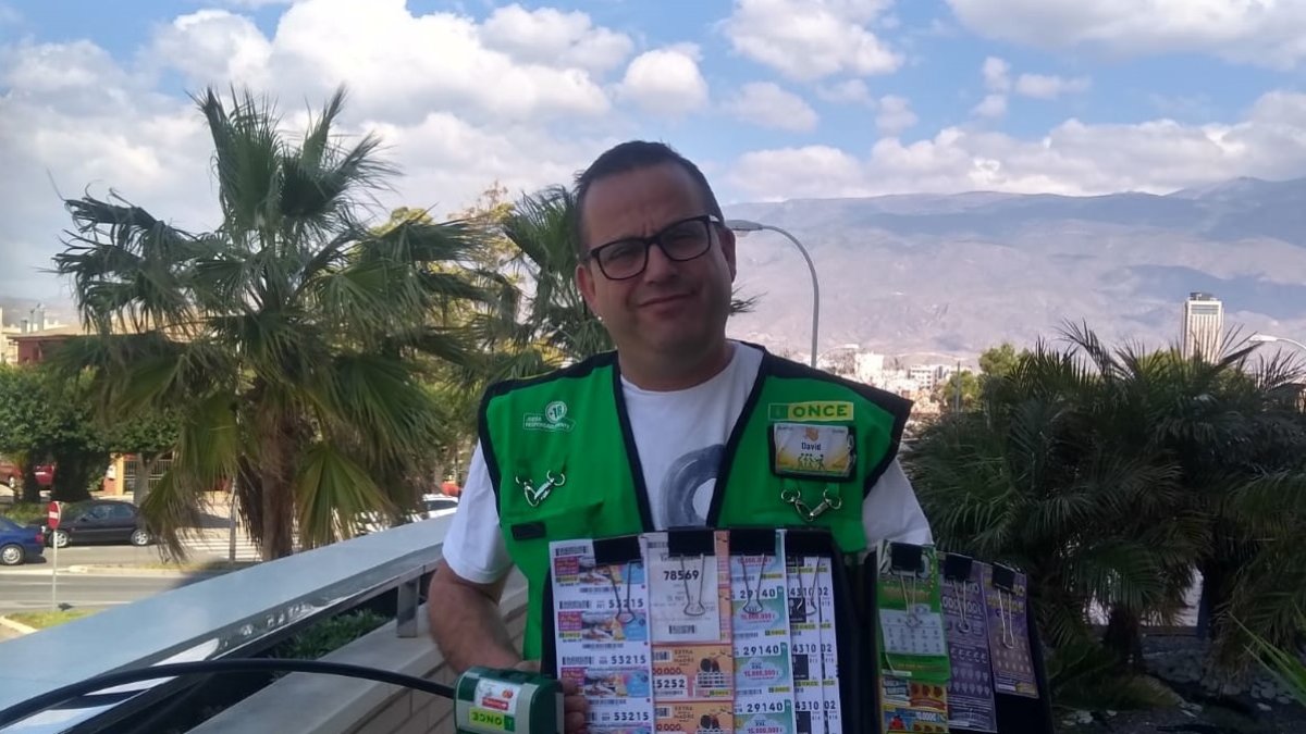 David Ruiz, vendedor de la ONCE que ha repartido la suerte con el número 98753.