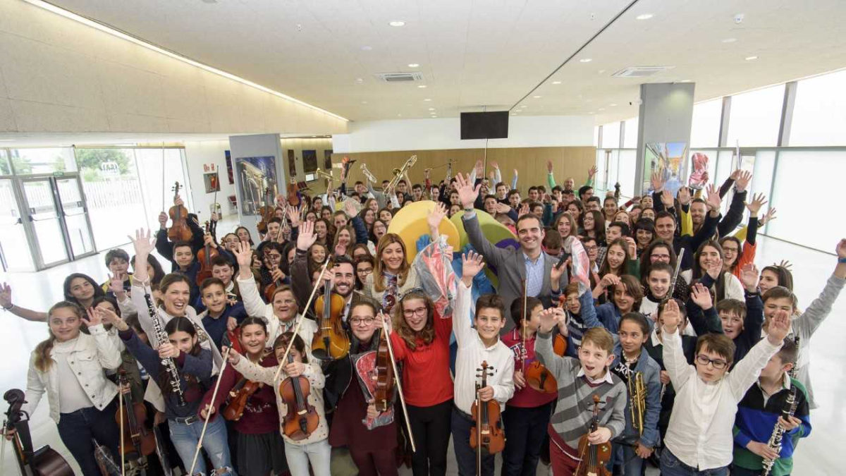 El alcalde, con los jóvenes intérpretes.