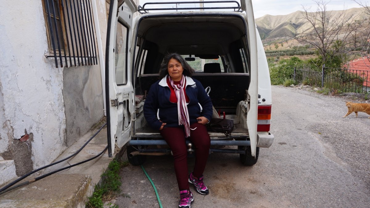 En la foto se puede ver a Paulina Aguayo sentada en la puerta de su dormitorio sobre rueda. Foto: Ricardo Alba