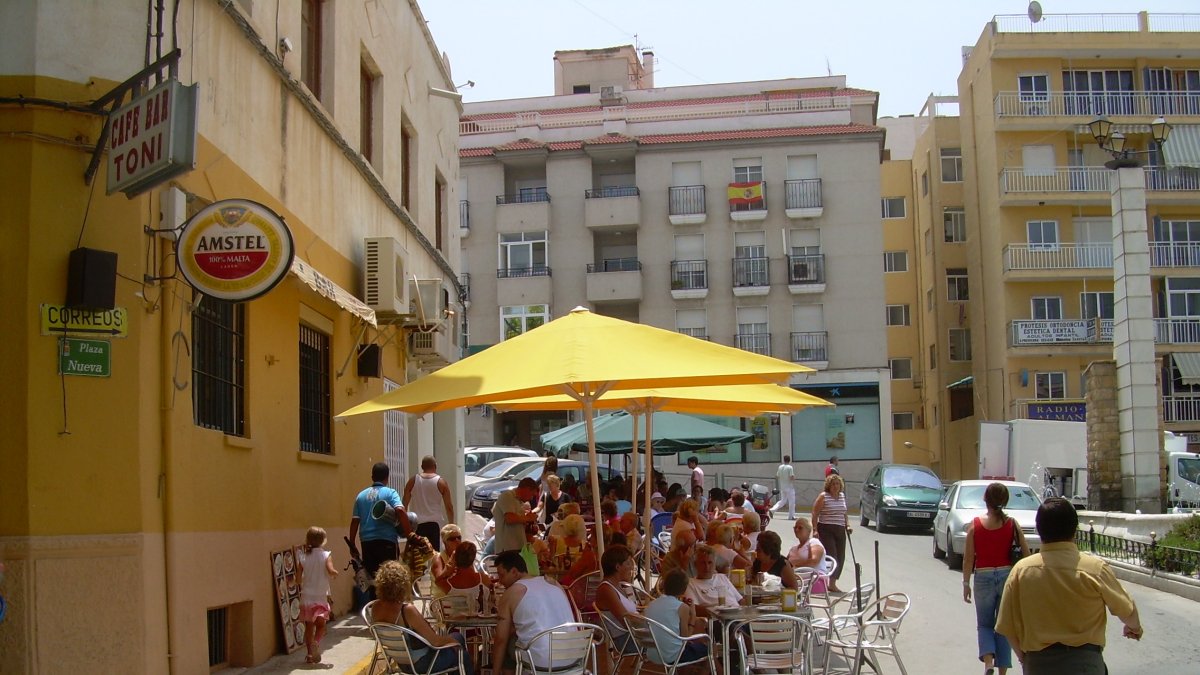 Un bar con terraza en Albox, donde concurren a diario gran número de extranjeros
