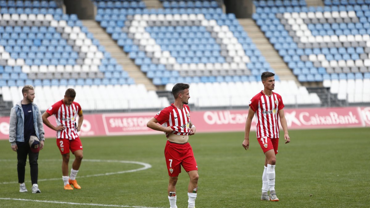 Decepción rojiblanca tras la derrota en el Mediterráneo.