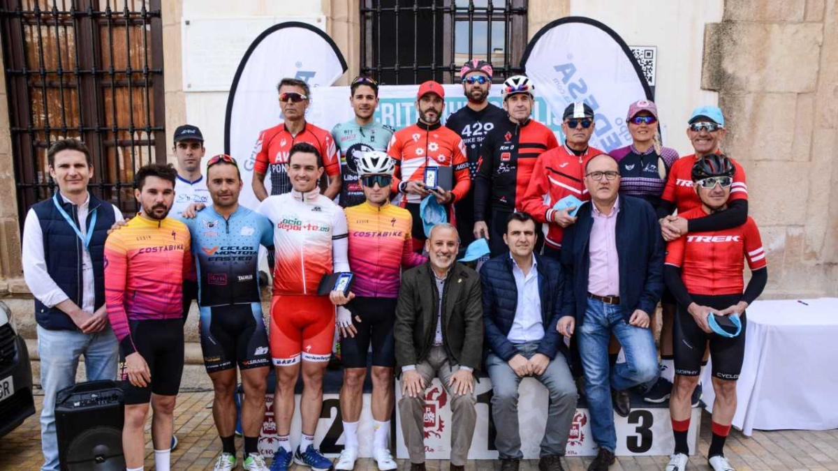 El alcalde de Vera, Félix López con los vencedores.