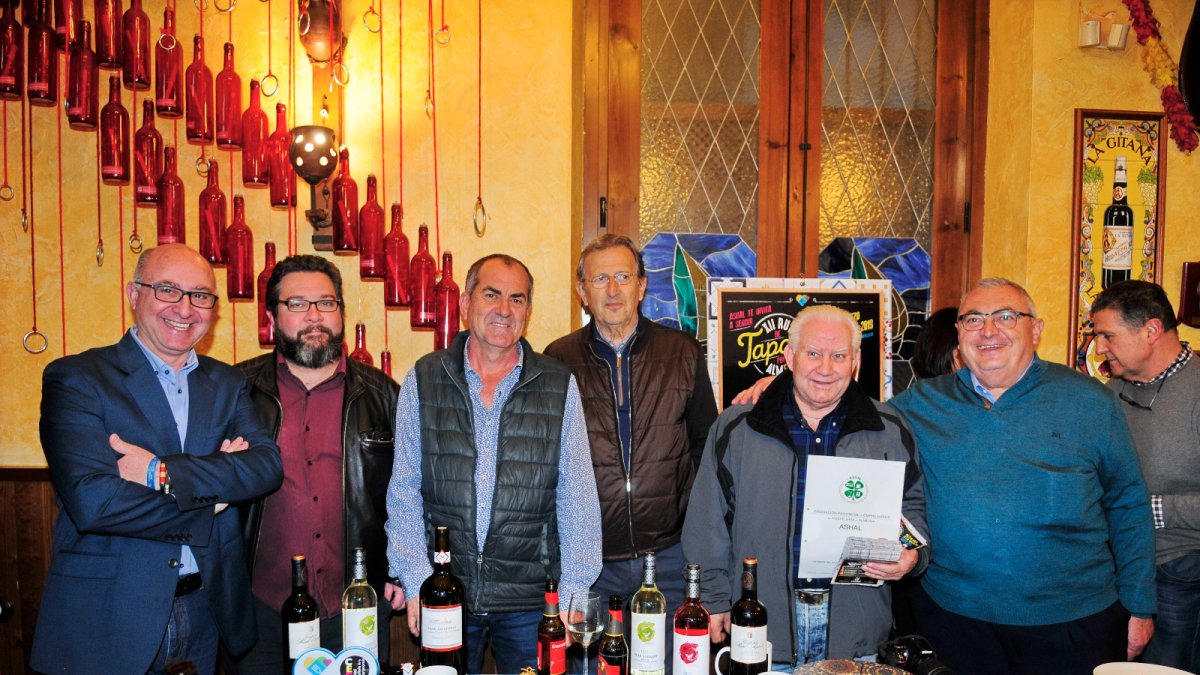 El presidente de ASHAL, Diego García, con los miembros del jurado.