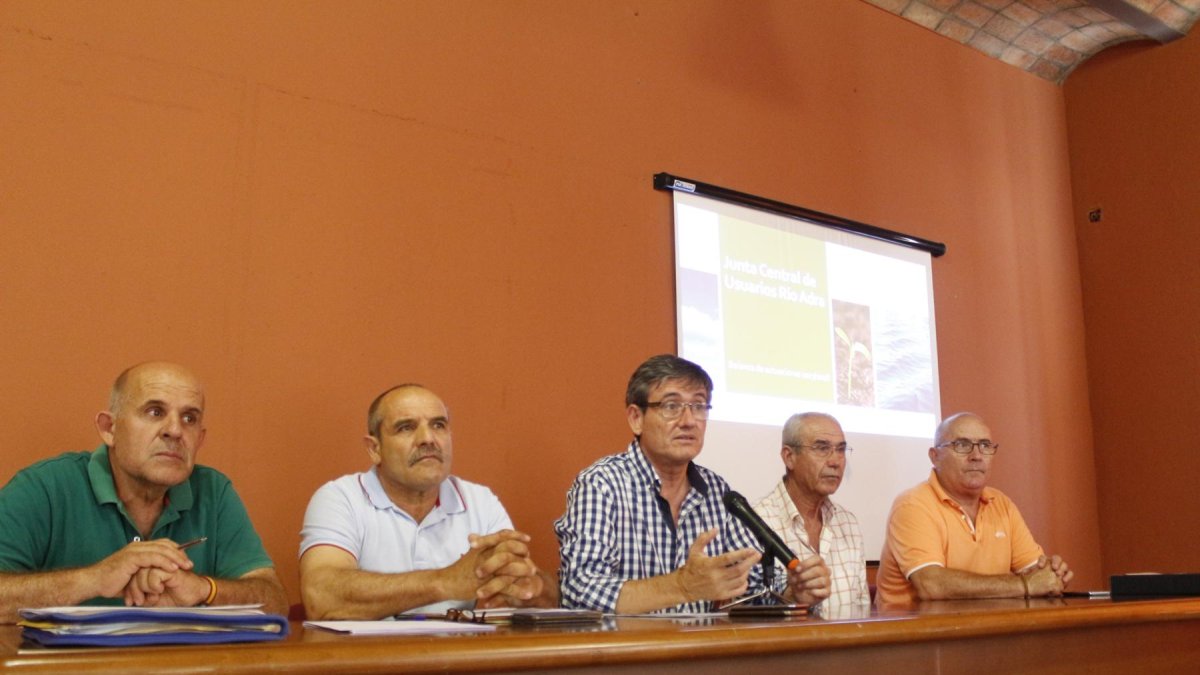 El alcalde de Adra interviniendo en la Junta Central de Usuarios.