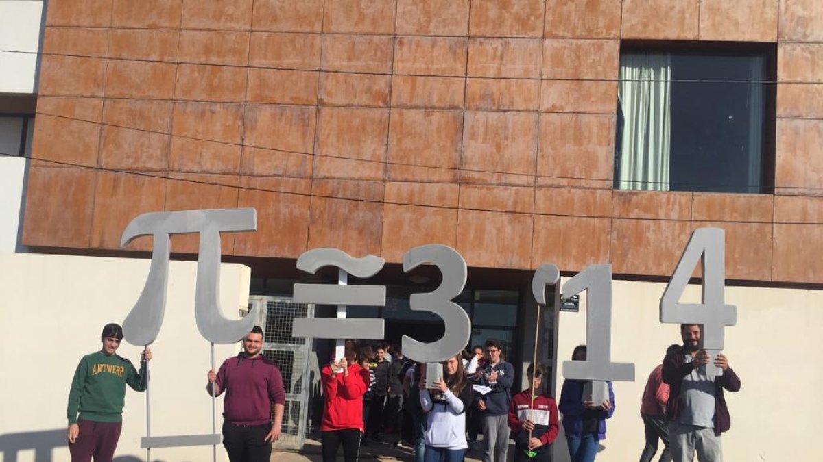 Los alumnos portaron el símbolo y las cifras de Pi.