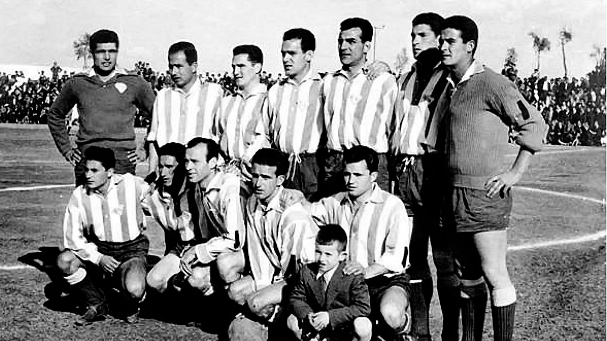 Domingo Sosa, al lado del portero, en una de las alineaciones del Almería de los años cincuenta.