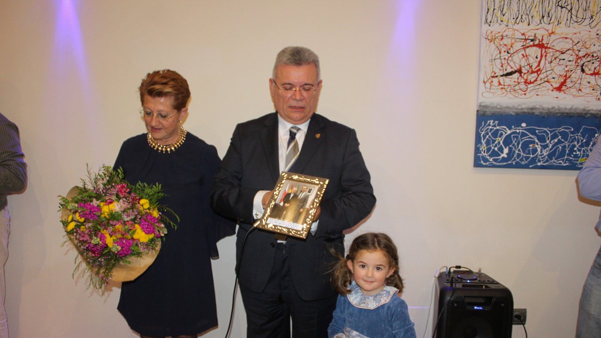 Isabel García Guirado y José Luis Cantón junto a su nieto mostrando la foto dedicada del alcalde de Almería.