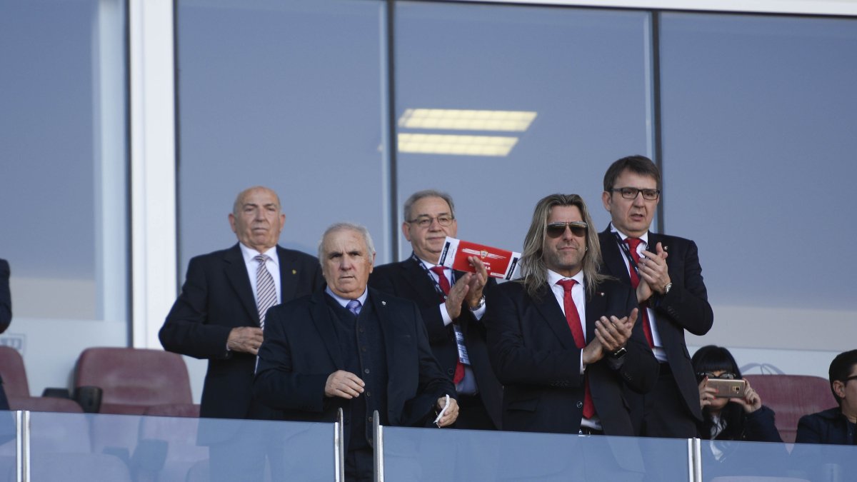 Alfonso García mira con sorpresa su obra deportiva.