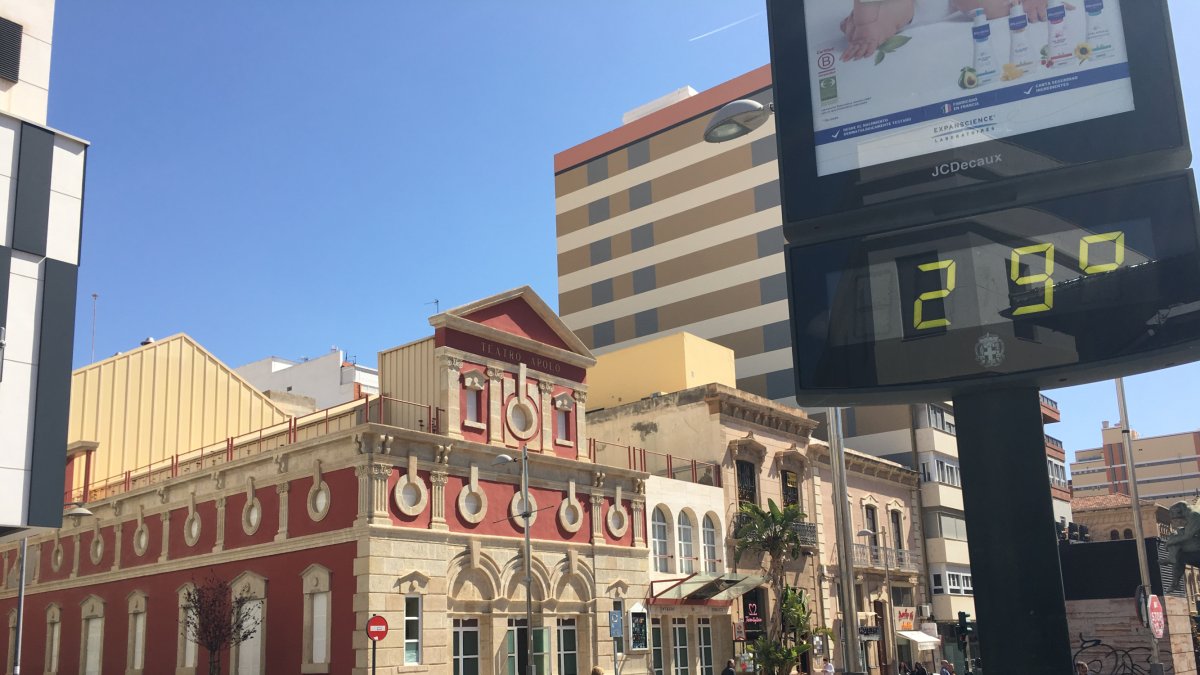 Temperatura alcanzaba este mediodía en el centro de la ciudad.
